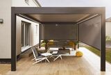 Hochwertiges Lamellendach über einer Terrasse eines Einfamilienhauses