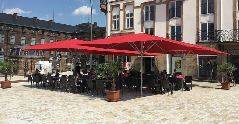 Großformatige Gastroschirme schützen den Außenbereich eines Restaurants optimal vor Sonneneinstrahlung