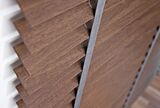 Detailaufnahme einer Holzjalousie