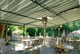 Eine großflächige Terrassenmarkise