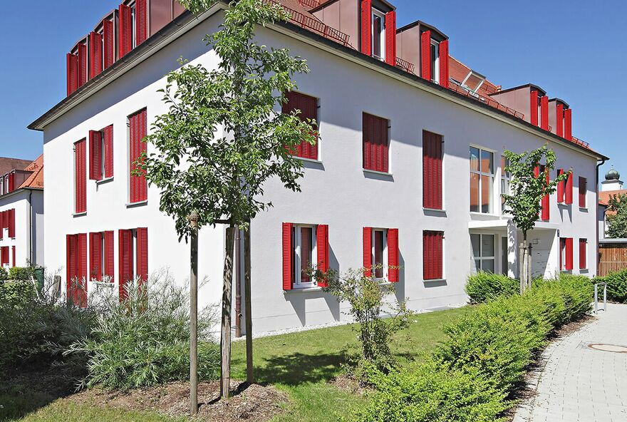 Hausfassade mit Faltschiebeläden