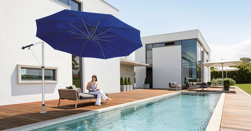 Ein blauer Sonnenschirm an einem Pool