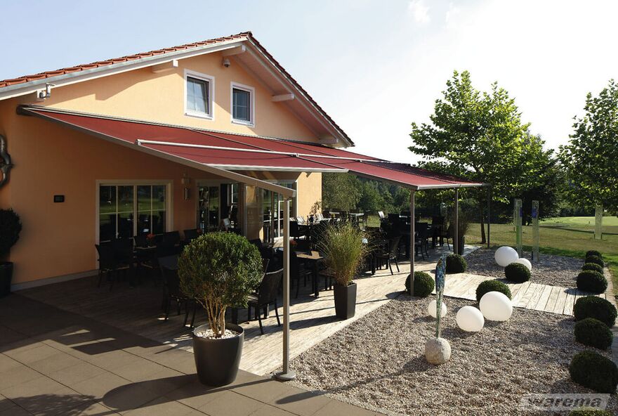 Eine große Pergolamarkise schützt eine Terrasse vor Sonneneinstrahlung