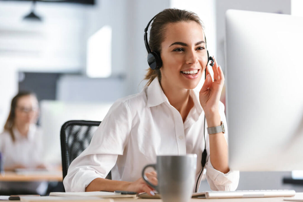 Eine Frau telefoniert am Service-Telefon