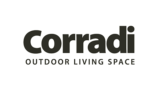 Logo mit dem Wort „Corradi“ in fettem schwarzen Text über kleinerem Text mit der Aufschrift „OUTDOOR LIVING SPACE“. Der Hintergrund ist weiß.