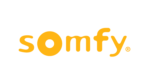 Das Bild zeigt das Somfy-Logo in orangefarbener Schrift auf weißem Hintergrund. Der Buchstabe „o“ ist mit einem Punkt in der Mitte stilisiert und ähnelt einem Einschaltknopf.