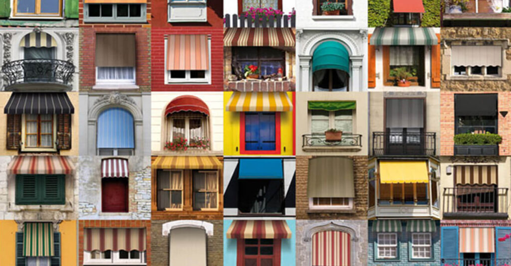 Collage verschiedener Fenster mit farbenfrohen Markisen und Fensterläden, die unterschiedliche Architekturstile zeigen. Jedes Fenster weist einzigartige Designs auf, darunter Streifen, Vollfarben und florale Muster, die sich von unterschiedlichen Baumaterialien abheben.