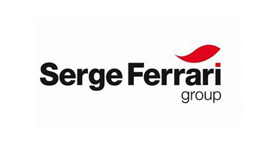 Logo der Serge Ferrari Group mit schwarzem Text und einer roten geschwungenen Form über dem Wort Ferrari auf weißem Hintergrund.