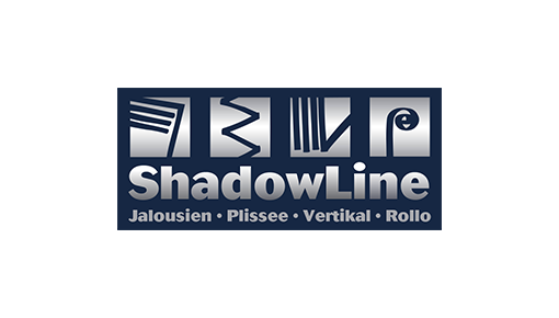 Logo für ShadowLine mit stilisierten Symbolen über dem Namen, die Fensterabdeckungen darstellen. Darunter steht auf dunklem Hintergrund der Text Jalousien • Plissee • Vertikal • Rollo.