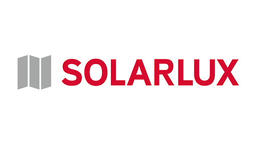 Das SOLARLUX-Logo mit fettem roten Text und einem grauen geometrischen Symbol, das drei vertikalen Feldern ähnelt, links neben dem Wort. Der Hintergrund ist weiß.