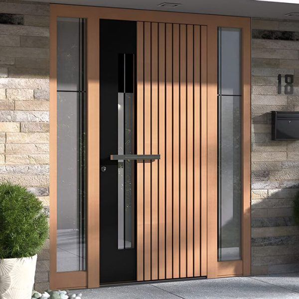 Moderne Haustür mit vertikalen Holzpaneelen und einem schwarzen Längsstreifen mit rechteckigem Fenster. Flankiert von schmalen Glaspaneelen. Steinmauer im Hintergrund, Topfpflanzen auf beiden Seiten. Hausnummer „18“ sichtbar.