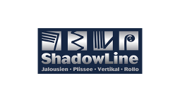 Logo für ShadowLine mit stilisierten Symbolen über dem Namen, die Fensterabdeckungen darstellen. Darunter steht auf dunklem Hintergrund der Text Jalousien • Plissee • Vertikal • Rollo.