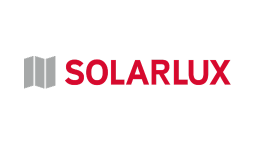 Das Logo zeigt ein geometrisches Design, das an ein offenes Buch oder Tafeln in Grau erinnert, gefolgt vom Text „SOLARLUX“ in fetten roten Großbuchstaben. Der Hintergrund ist weiß.