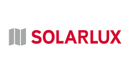 Das SOLARLUX-Logo mit fettem roten Text und einem grauen geometrischen Symbol, das drei vertikalen Feldern ähnelt, links neben dem Wort. Der Hintergrund ist weiß.
